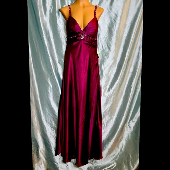 Elegant, hand beaded, satin, plunging, magenta formal ball gown with tags, 12 - Picture 1 of 11